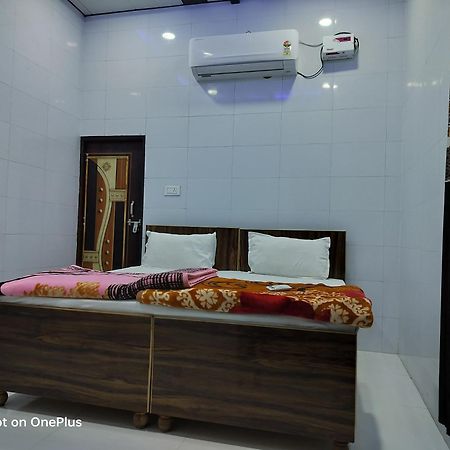 M&S Seva Sadan Hotel Govardhan ภายนอก รูปภาพ